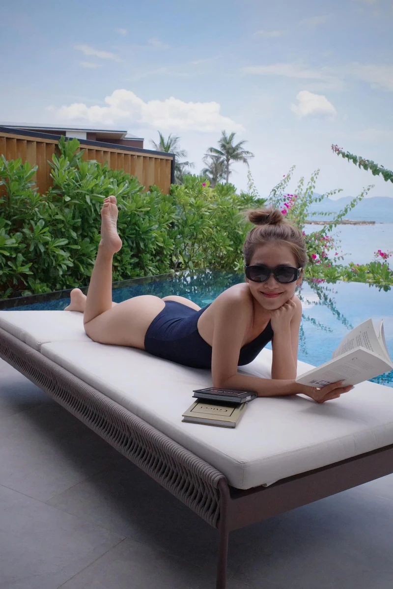 Gái đẹp tóc dài mặc bikini với vẻ đẹp dịu dàng và nổi bật cuốn hút