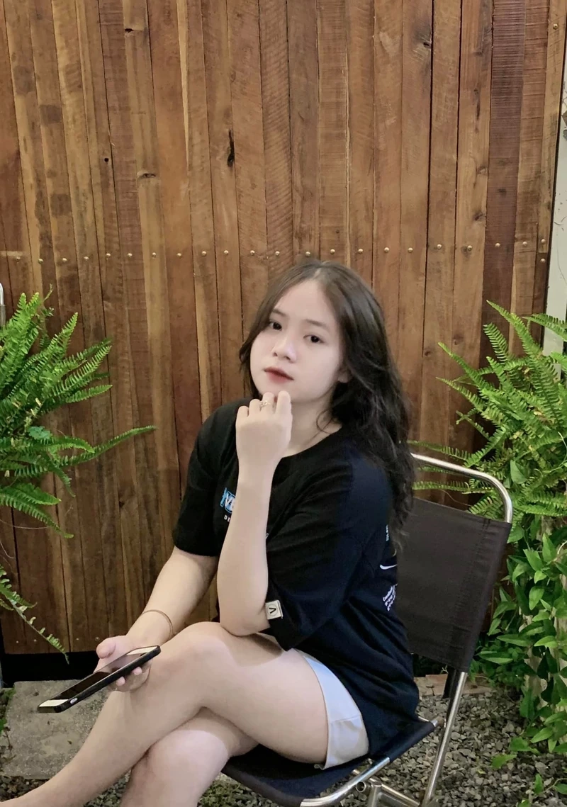 Ảnh gái dễ thương chụp trước gương mang lại sự tươi mới