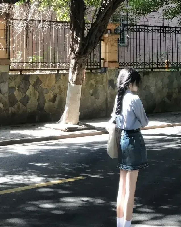 Gái xinh mặc áo lót với vẻ đẹp nhẹ nhàng và quyến rũ