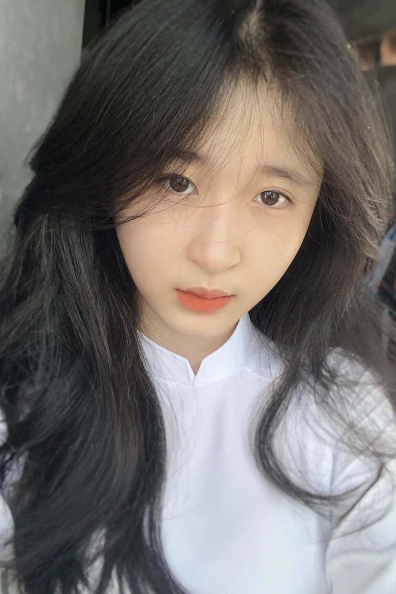 Ảnh anime girl mưa tạo nên bầu không khí trầm lắng và nhẹ nhàng