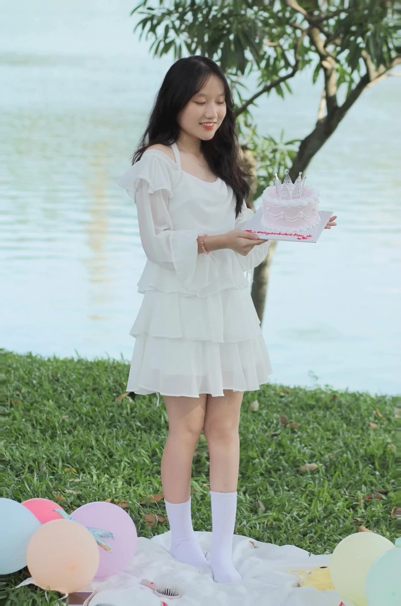 Ảnh anime girl buồn ngồi một mình thể hiện sự tĩnh lặng và suy tư