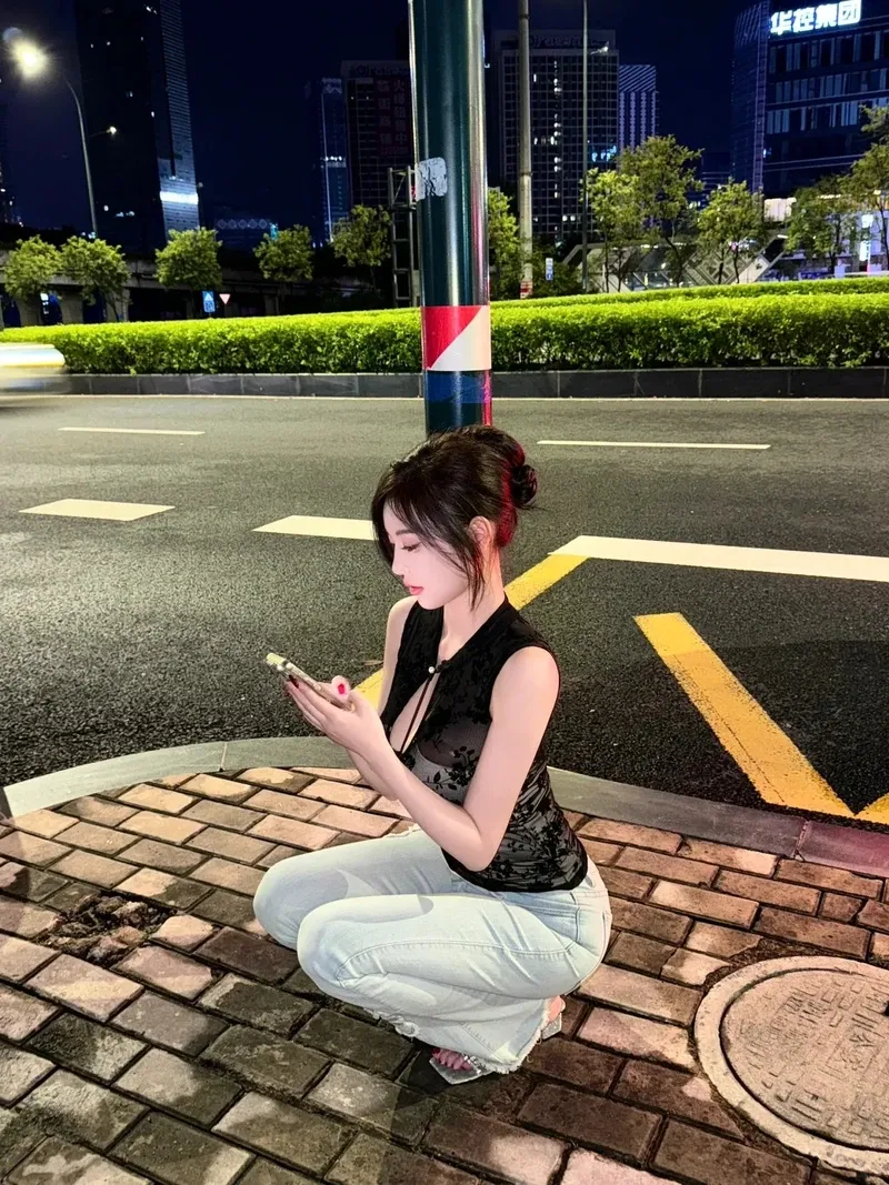 Em gái dáng đẹp với vẻ ngoài thu hút và tự nhiên