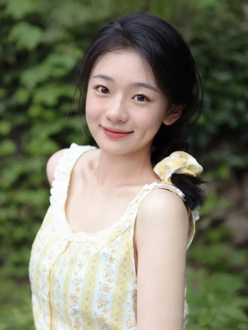 Nét cuốn hút của hot girl má lúm khiến cộng đồng mạng chú ý