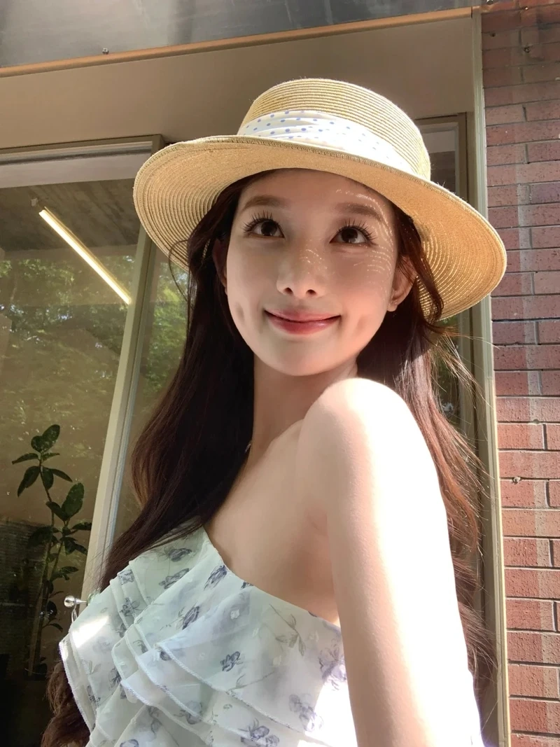 Vẻ đẹp tự nhiên của gái xinh má lúm đồng tiền cực duyên